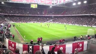 Стадион амстердамского Аякса,фанаты поют песню Боба Марли